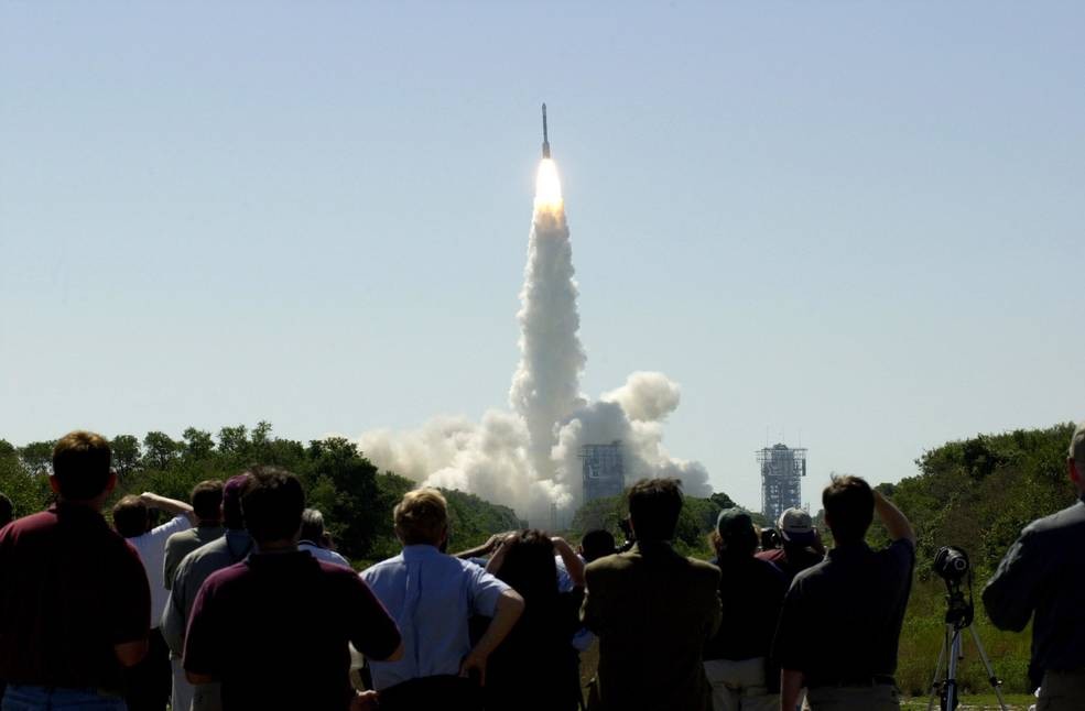 Às 11h02min do Horário de Verão Oriental (EDT) do dia 7 de abril de 2001, multidões assistem a um foguete Boeing Delta II decolar da Estação da Força Aérea de Cabo Canaveral, Flórida, levando a espaçonave Mars Odyssey da Nasa para Marte (Foto: NASA)