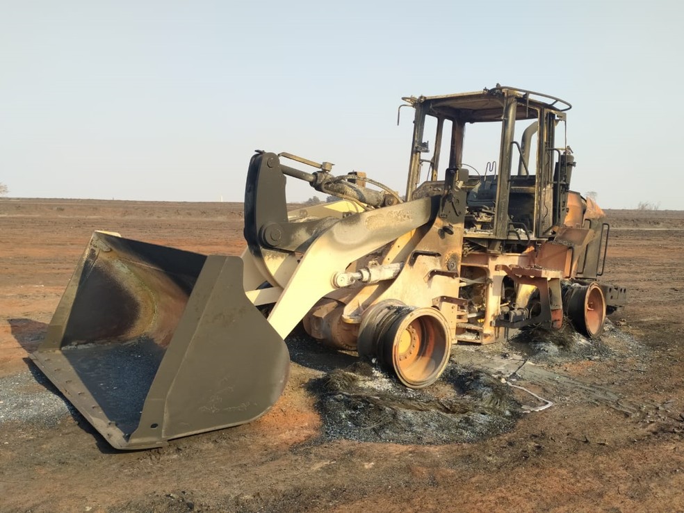 Trator onde Arilson estava quando tentava combater o fogo — Foto: Rafael Honorato/TV TEM