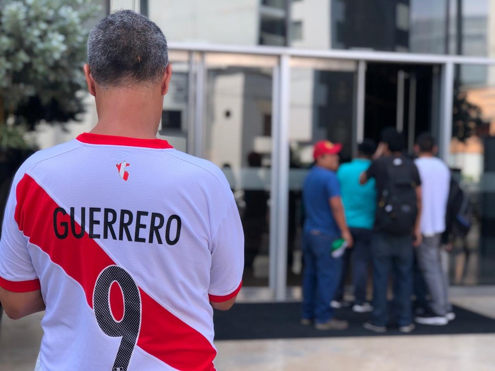 Torcedor e jornalistas fazem vigília para ver Paolo Guerrero — Foto: Eduardo Deconto / GloboEsporte.com