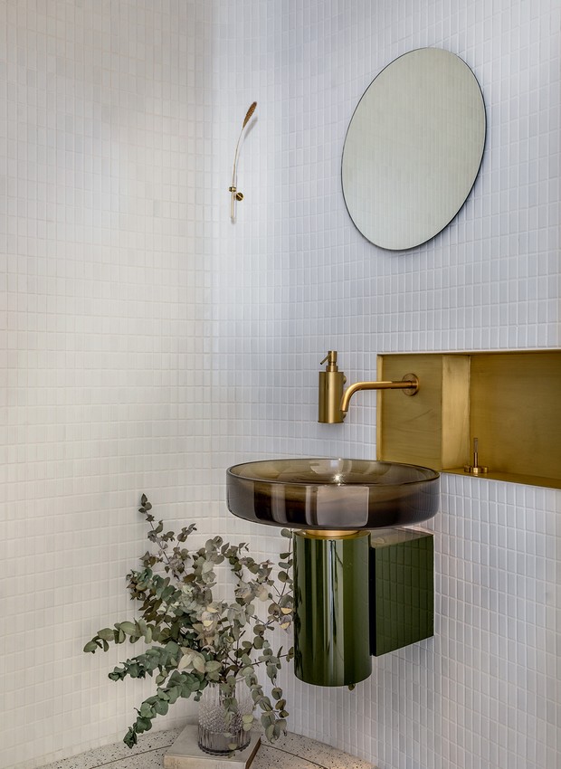 Pastilhas da Atlas revestem as paredes do lavabo, que tem cuba e outros elementos da Vallvé, misturando verde e dourado (Foto: Ruy Teixeira / Divulgação)