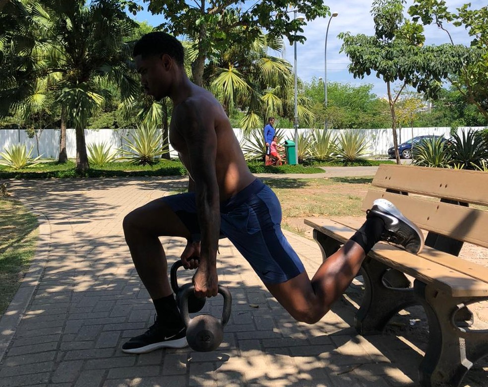 Vitinho, atacante do Flamengo, treinando durante a quarentena — Foto: Arquivo Pessoal