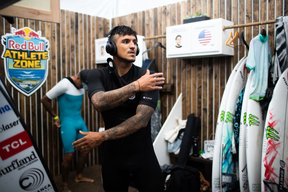 Gabriel Medina se aquece em Trestles — Foto: Thiago Diz/World Surf League
