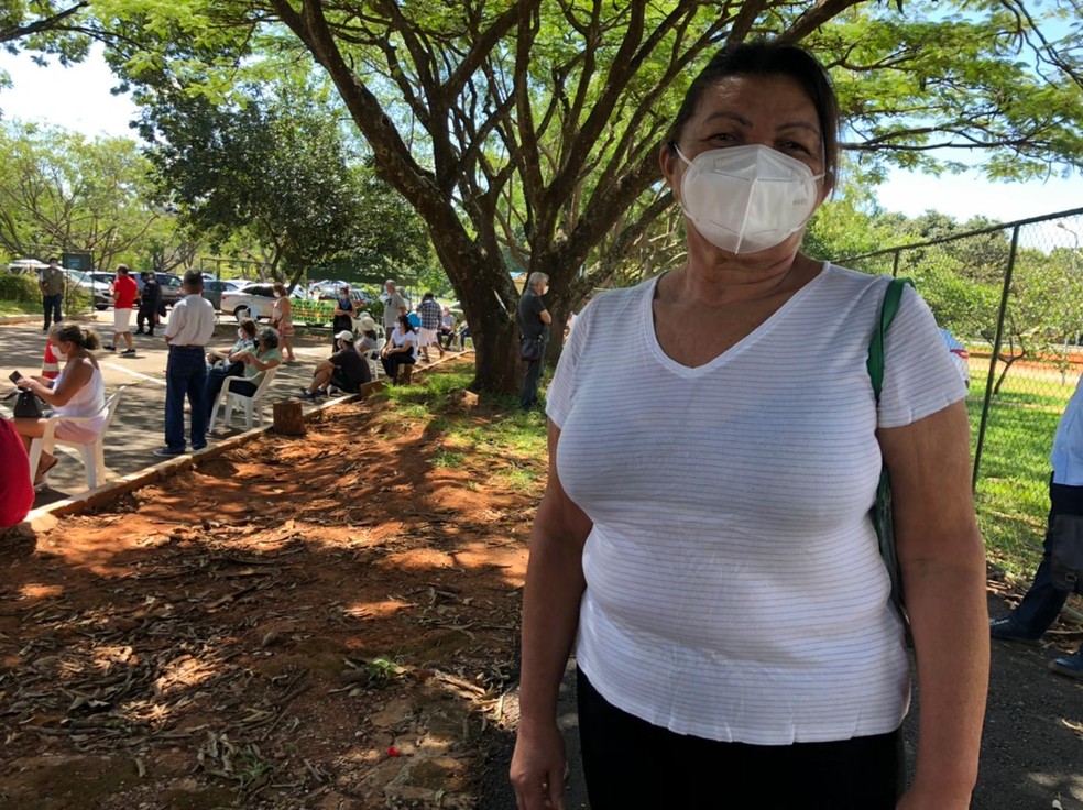 Maria da Penha, de 65 anos, chegou antes do início da campanha para garantir dose de vacina contra a Covid-19, no DF — Foto: Walder Galvão/G1