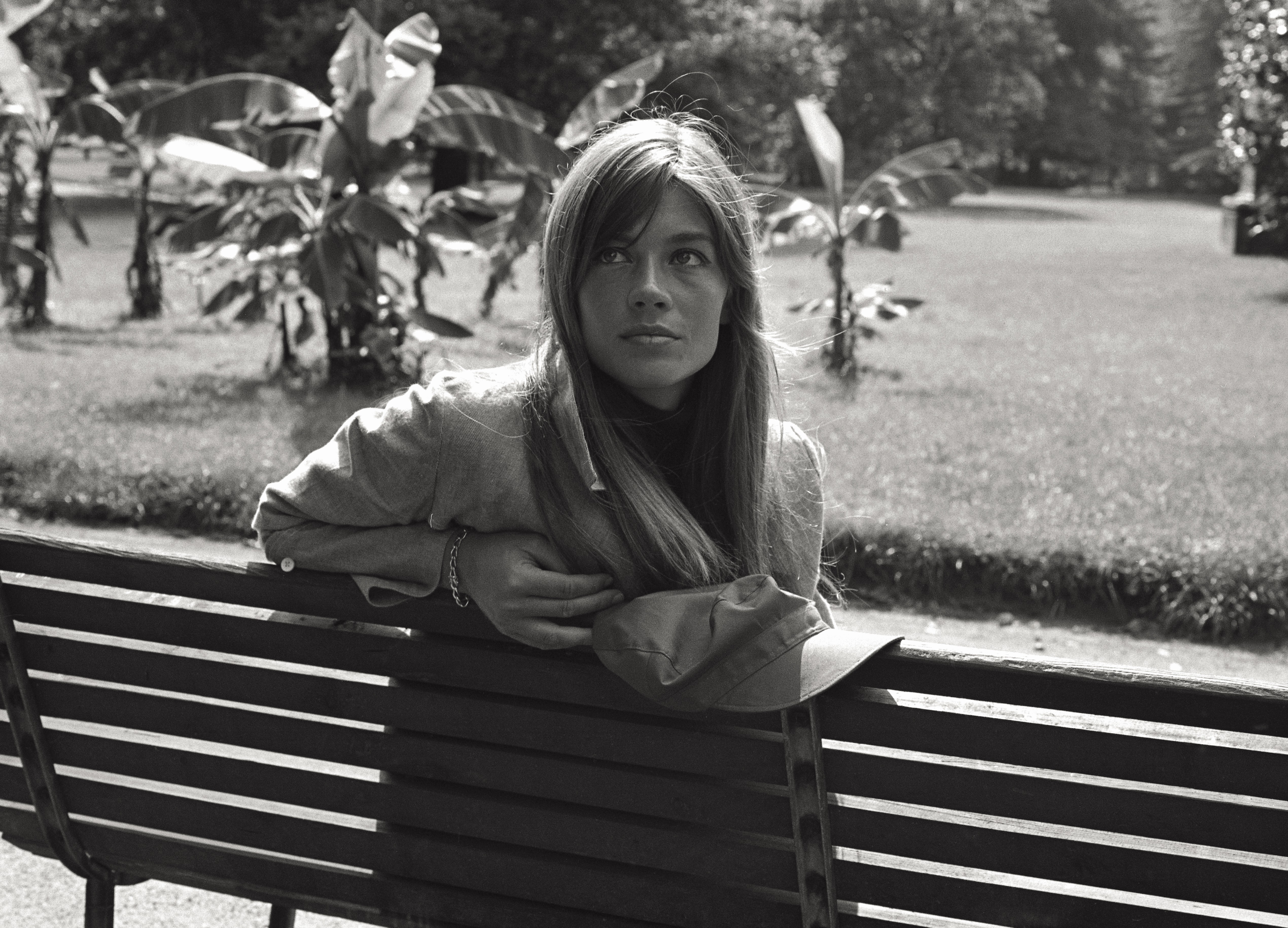 The French singer Françoise Hardy seated on a bench in the gardens of Milan; the singer is in Italy for the resumption of the filming of 'Grand Prix' by John Frankenheimer, her third acting experience. Milan, summer 1966. (Photo by Mario De Biasi/Mondador (Foto: Mondadori via Getty Images)
