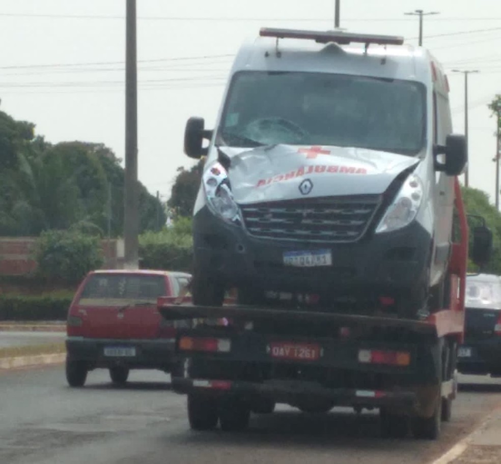 Guicho retirou a ambulância do local do acidente — Foto: Divulgação
