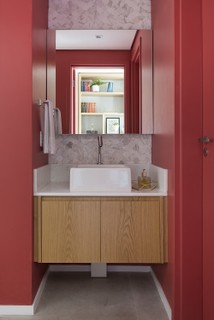 O ponto mais colorido desta casa fica no lavabo, que aproveita toda a força do vermelho. Projeto do Estúdio Urbhá