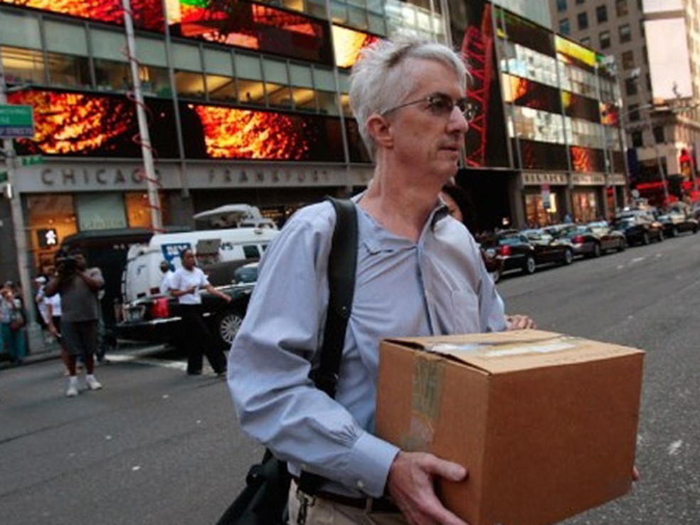 Funcionário do Lehman Brothers deixa prédio do banco no dia 15 de setembro de 2008. — Foto: AFO