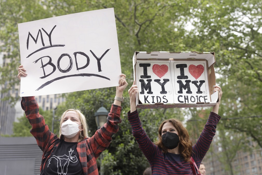 Manifestantes se reúnem do lado de fora do tribunal federal de Manhattan durante uma manifestação pelo direito ao aborto. — Foto: ASSOCIATED PRESS