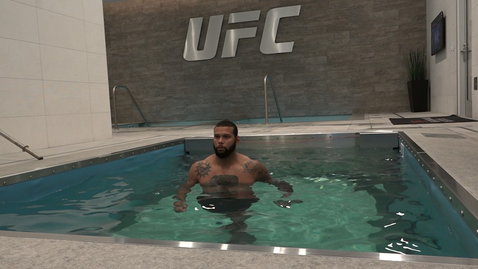 Thiago Marreta caminha na esteira submersa na piscina do Instituto de Performance do UFC — Foto: Evelyn Rodrigues