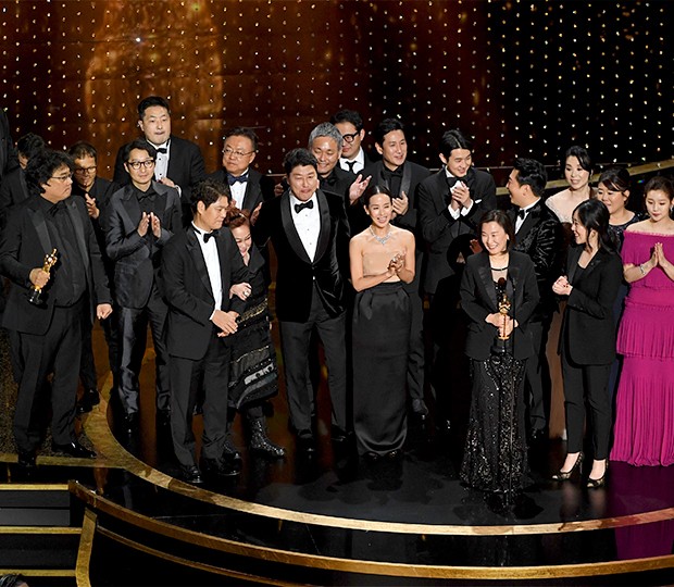 Elenco de Parasita sobe palco para receber o Oscar de Melhor Filme (Foto: Getty Images)