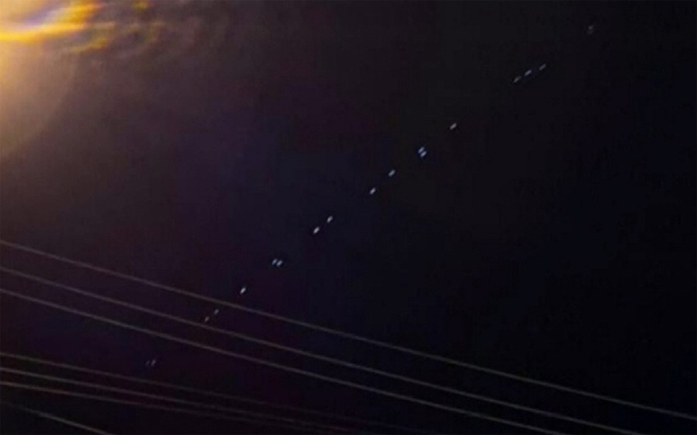 "Fila de estrelas" vista no céu são satélites lançados pela empresa Space X  — Foto: Reprodução/TV Santa Cruz