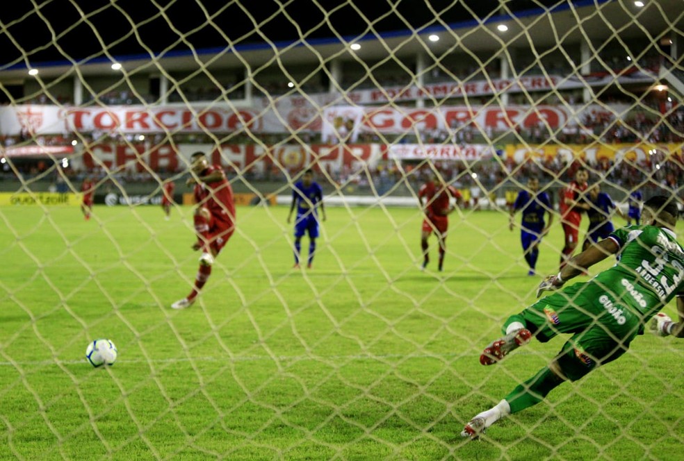 Zé Carlos desloca Anderson e abre o placar para o CRB — Foto: Ailton Cruz / Gazeta de Alagoas