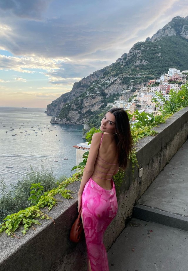 Emily Ratajkowski em Positano, na Itália (Foto: Reprodução/Instagram)