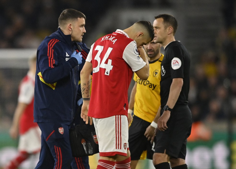 Xhaka deixa jogo do Arsenal com dores às vésperas da Copa do Mundo — Foto: Reuters