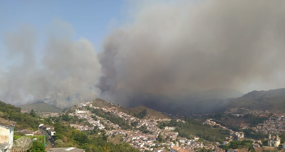 Bombeiros combatem, pelo segundo dia, incêndio no Parque Estadual do Itacolomi, em Ouro Preto — Foto: Divulgação/Cobom