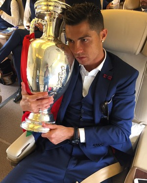 Cristiano Ronaldo com a taça no avião (Foto: Reprodução/Instagram)