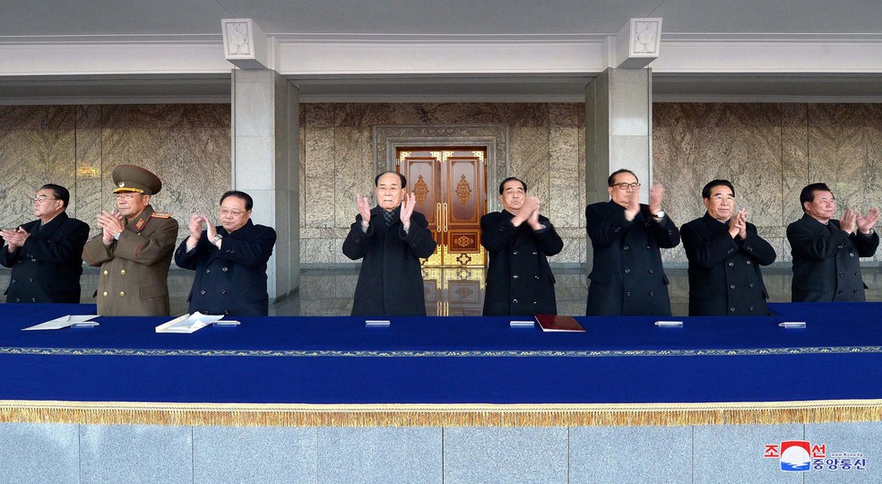 Líderes da Coreia do Norte durante celebração pelo sucesso do teste nuclear  (Foto: KCNA VIA KNS / AFP)
