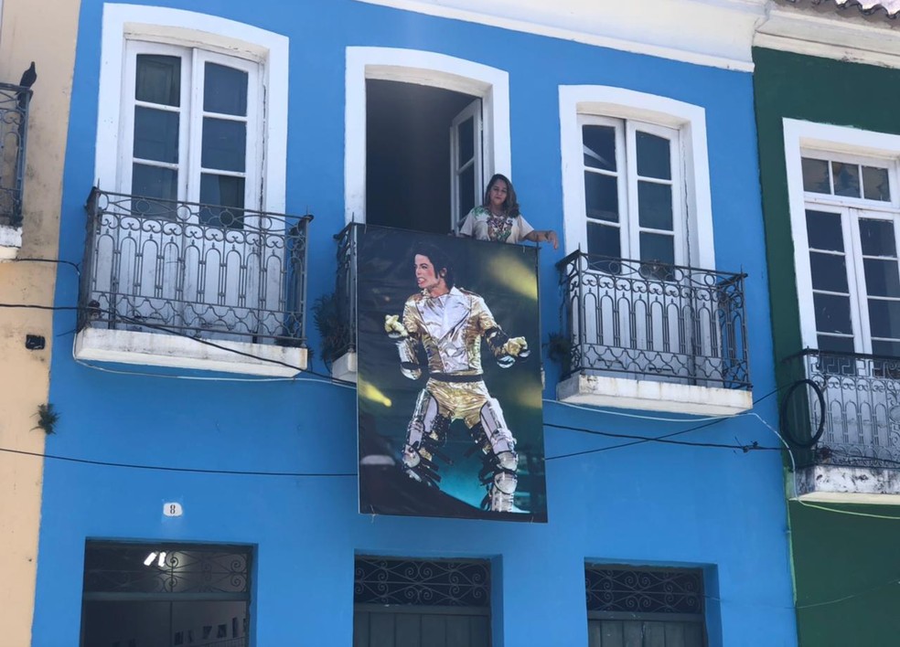 Turista tira foto na famosa sacada da "Casa de Michael Jackson", no Pelourinho, em Salvador — Foto: Valma Silva / G1 BA