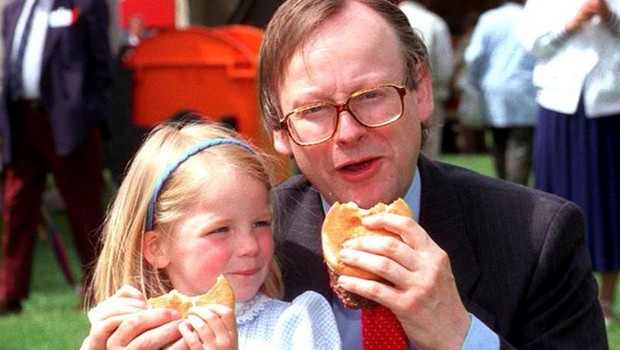 BBC- John Gummer tentou fazer sua filha Cordelia comer um hamburguer em 1990 para mostrar que a carne era segura (Foto: PA via BBC News Brasil)