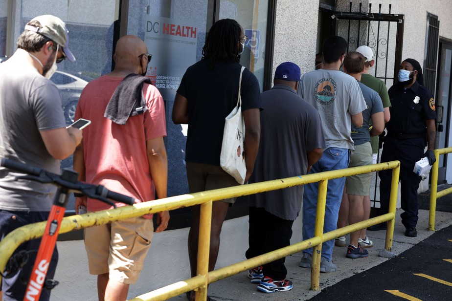 Pessoas aguardam na fila para serem vacinadas contra varíola dos macacos, em Washington, nos EUA