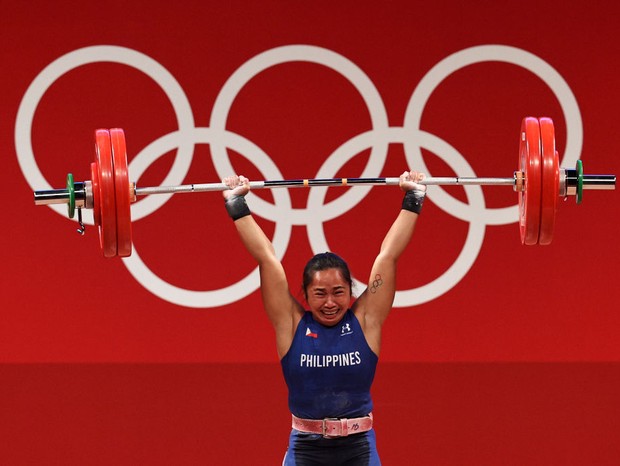 O primeiro ouro da Filipinas em uma Olimpíada foi com a levantadora de peso Hidilyn Diaz (Foto: Getty Images)