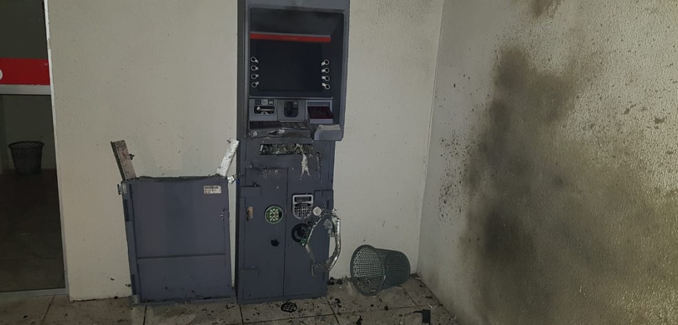 Assaltantes tentaram explodir caixa eletrônico, mas não conseguiram levar o dinheiro. — Foto: Polícia Militar