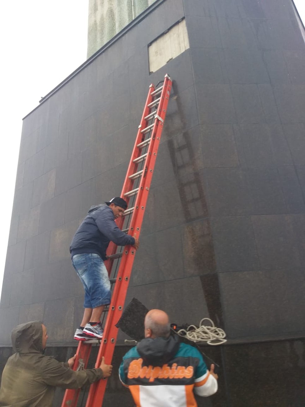 A placa da base do Cristo Redentor será substituída após se soltar durante ventania — Foto: Divulgação/Cristo Redentor 