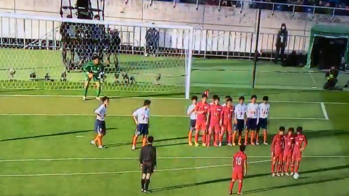 Cobrança de falta maluca resulta em gol em campeonato japonês (Foto: reprodução)