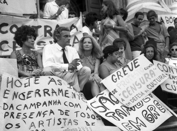 Walmor Chagas, Odete Lara e outros na escada do Teatro Municipal, em fevereiro de 1968