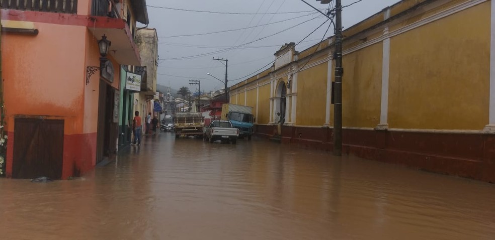 Rio Paraitinga subiu 3,7 metros acima do nível normal após chuvas — Foto: Luíz Antunes de Oliveira