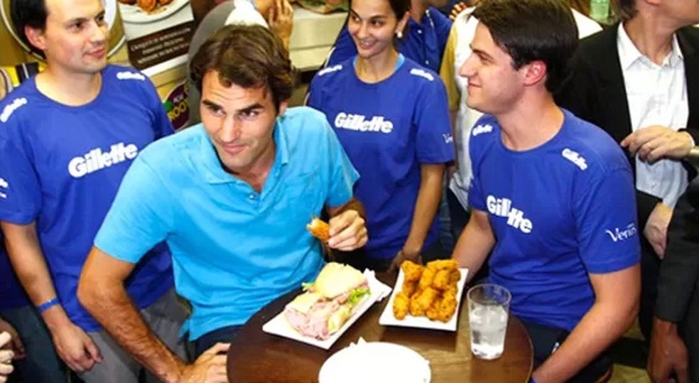 Federer em visita ao mercado de São Paulo, em 2012 — Foto: Gustavo Tilio