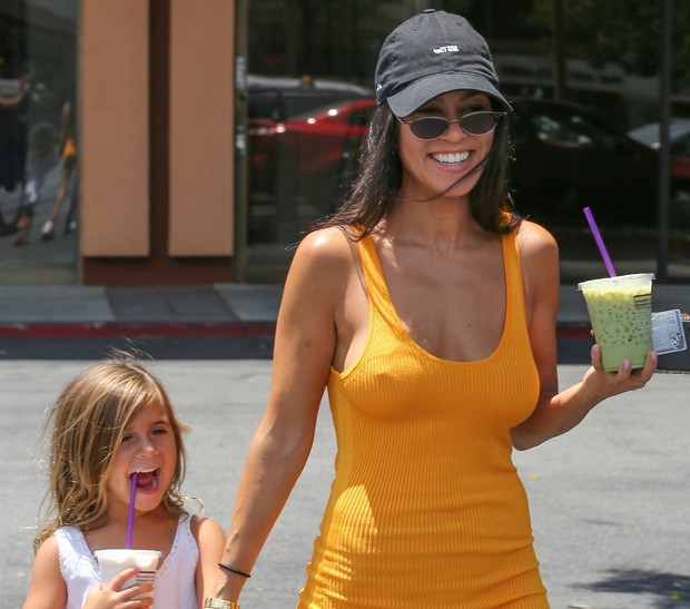 Kourtney Kardashian e a filha Penelope (Foto: AKM-GSI)