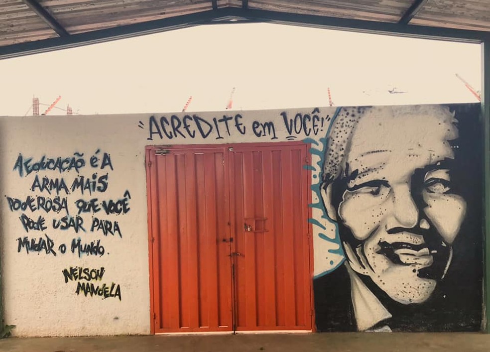 Rosto de Nelson Mandela grafitado no CED 1 da Estrutural — Foto: Ana Elisa Santana/Arquivo pessoal