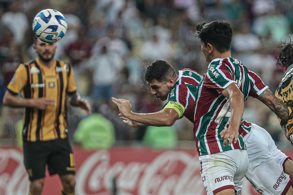Nino cabeceia para fazer o gol da vitória do Fluminense sobre o The Strongest — Foto: Marcelo Gonçalves / Fluminense FC