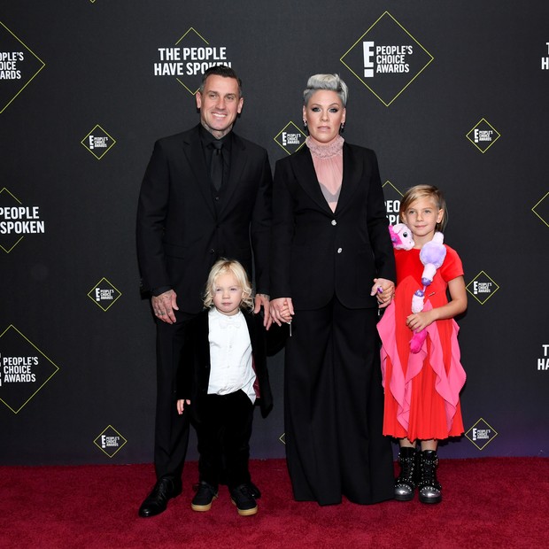 Pink com o marido Carey Hart e os filhos Jameson Hart e Willow Hart (Foto: Getty Images)