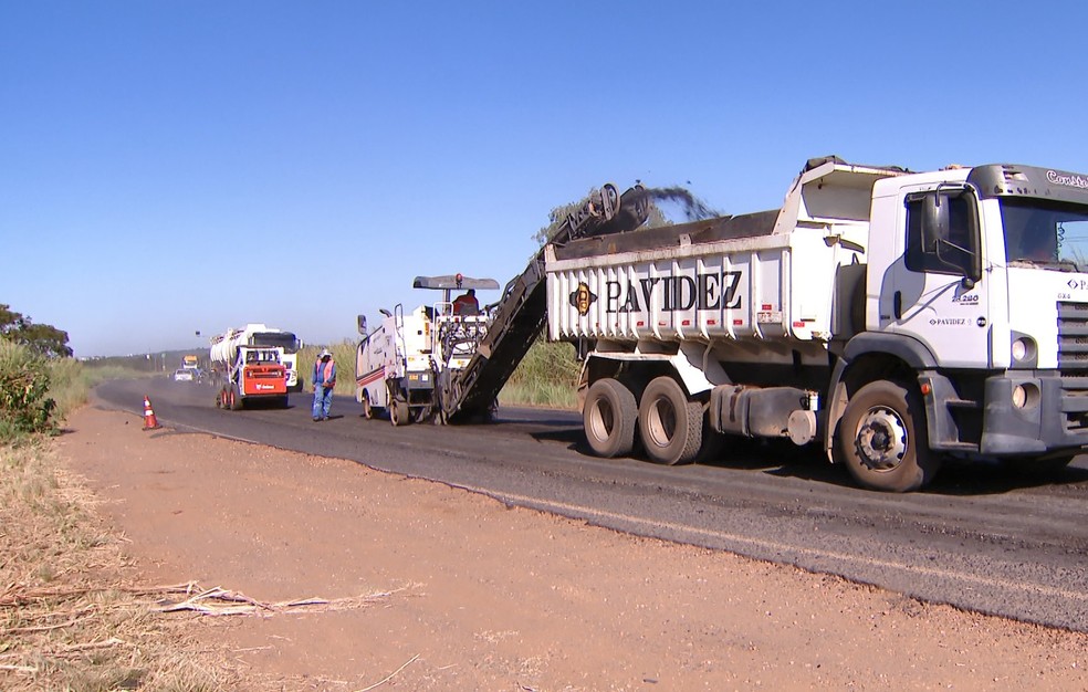 MGC-497: poeira e ausência de sinalização exigem mais cuidado dos motoristas durante obra entre Uberlândia e Prata