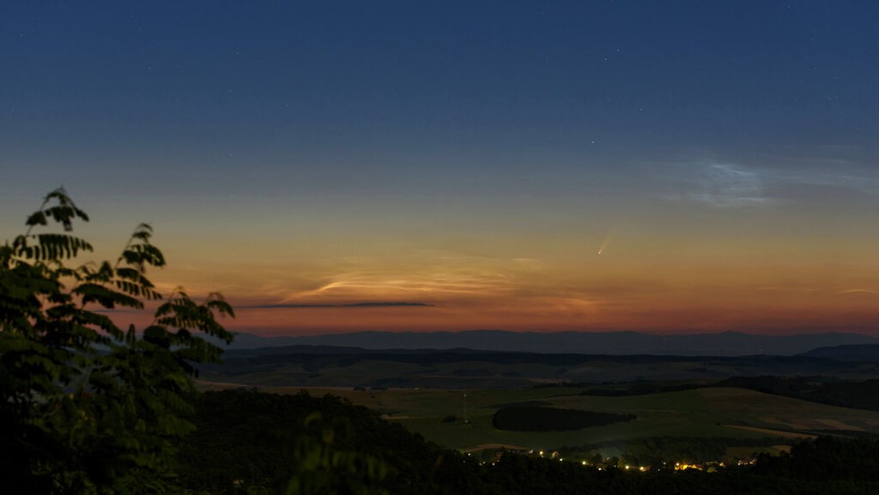 Cometa C/2020 F3 foi avistado no céu da Hungria na segunda (6) — Foto: Peter Komka/MTI/AP
