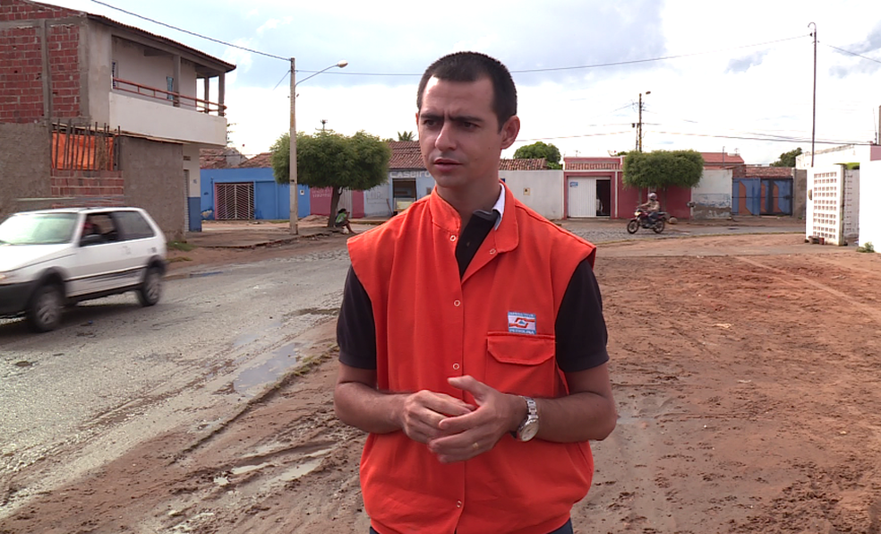 Agente da defesa civil dá orientações para o período chuvoso (Foto: Reprodução/ TV Grande Rio)