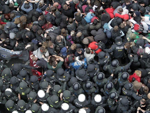 Manifestante do Blockupy é detido neste sábado (1º) durante protestos na Alemanha (Foto: Boris Roessler Germany Out/AFP)
