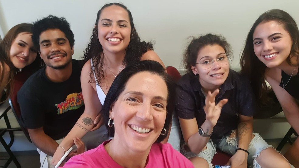 Aline Pomnitz, de 44 anos, com os colegas do curso de veterinária — Foto: Arquivo pessoal
