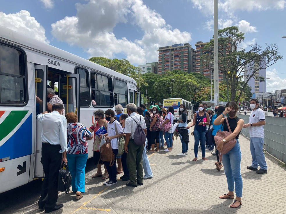 Passageiros se aglomeram para entrar em ônibus da linha 302 (Cidade Verde/Mangabeira VII/Pedro II) durante horário de pico, por volta das 18h, em João Pessoa  — Foto: Lara Brito/g1 Paraíba