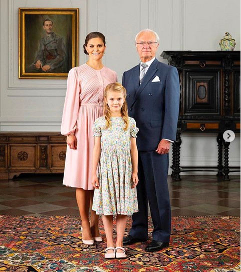 A Princesa Estelle, segunda na linha de sucessão ao trono sueco, com a mãe, Princesa Victoria, e o avô, o Rei Carl XVI Gustaf (Foto: Instagram)