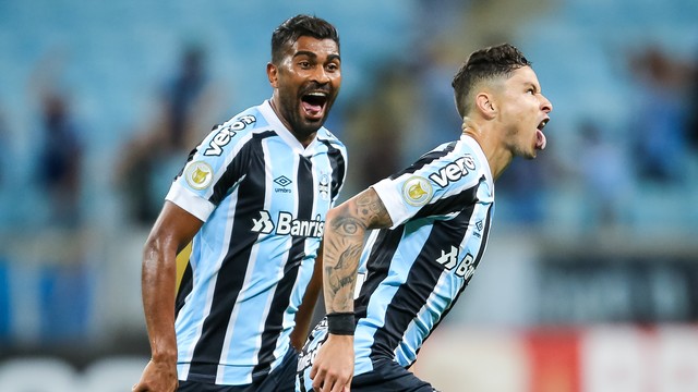 Thiago Santos e Diogo Barbosa fizeram dois dos gols da vitória