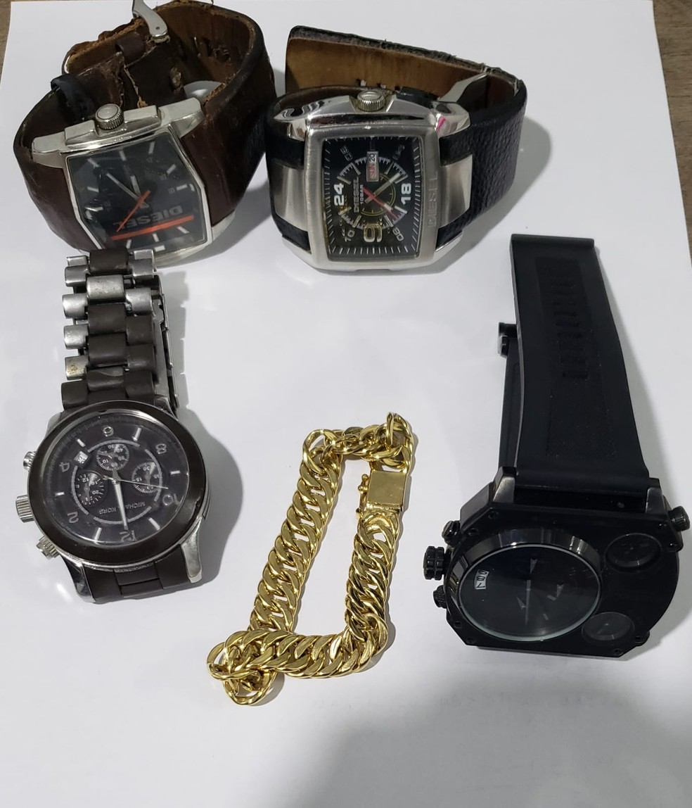 Objetos de valor foram localizados durante a operação — Foto: PF