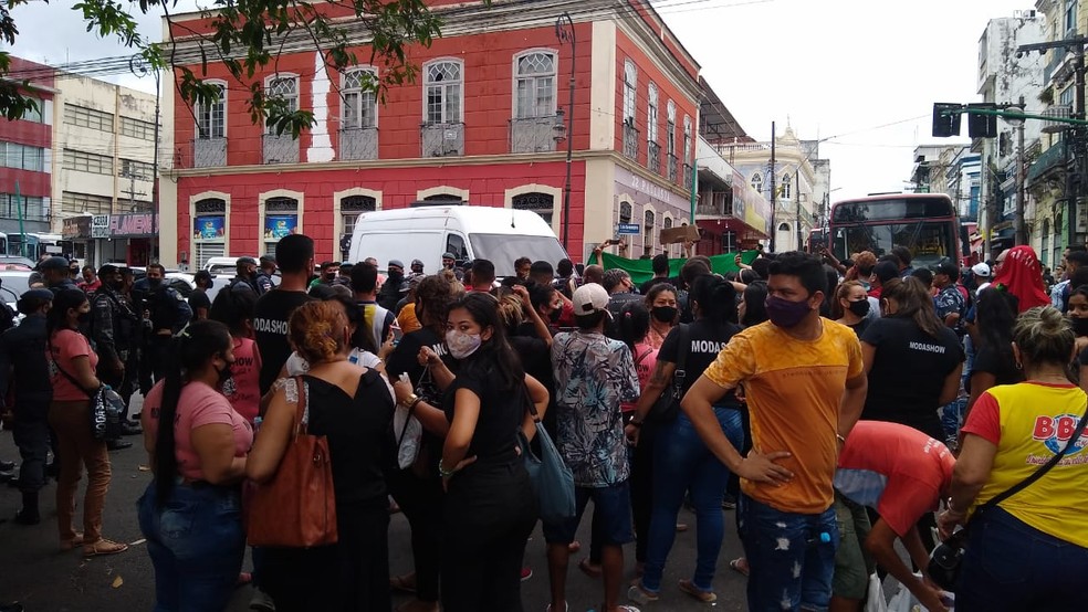 População protesta em Manaus contra fechamento do comércio. — Foto: Laerte Baraúna/Rede Amazônica