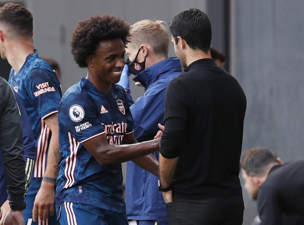 Willian cumprimenta Arteta após ser substituído no segundo tempo: Ex-corintiano deu três assistências — Foto: Reuters