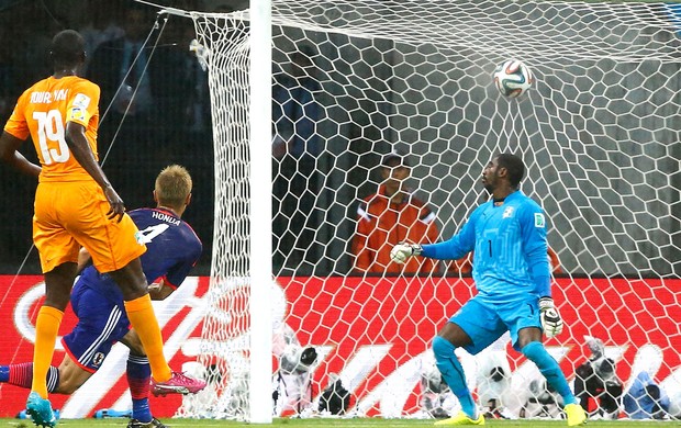 Honda Marca gol do Japão contra a Costa do Marfim (Foto: Agência Reuters)