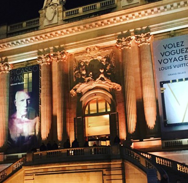 The Grand Palais façade for Vuitton’s 'Volez Voguez Voyages' exhibition. (Foto: @SuzyMenkesVogue)