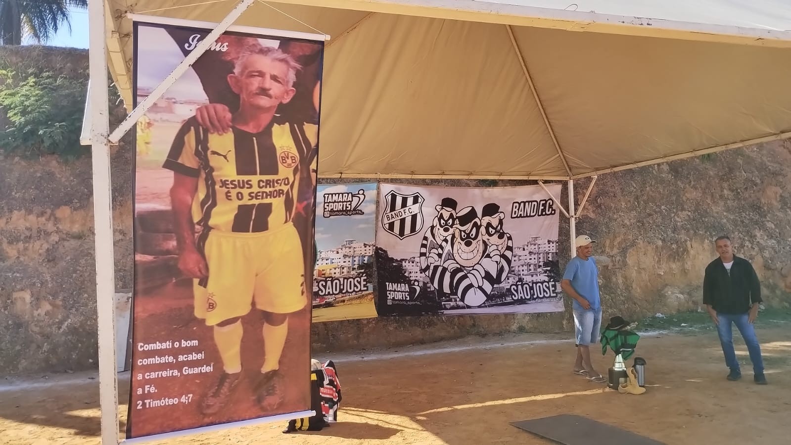 Amigos 'jogam bola com falecido' durante velório em campo de futebol, em Belo Horizonte; VÍDEO