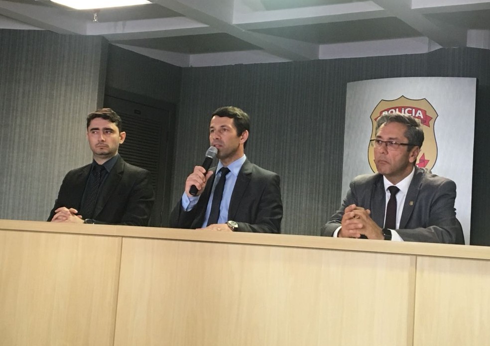 Delegado Alexandre Isbarrola explica a Operação Unlocked (Foto: Cristine Gallisa/RBS TV)